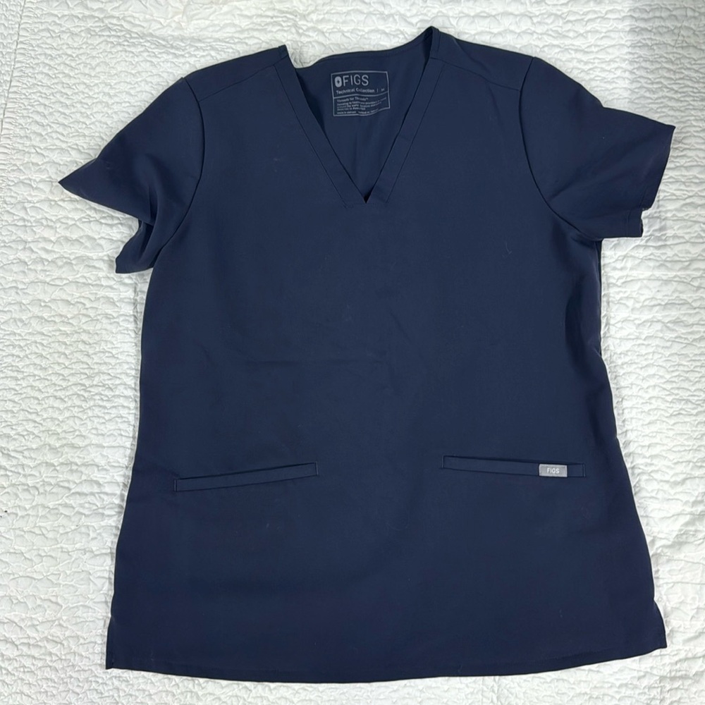 Figs quiet navy Casma 3 pocket scrub top. Medium.
